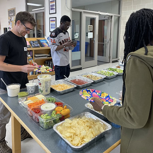 students get food from table